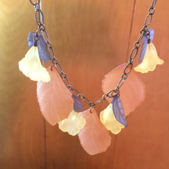 Lucite floral necklace - Picture 2 of 5